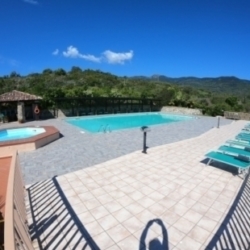 Piscina - Idromassaggio - Solarium